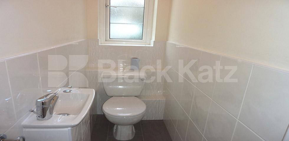 			FOUR DOUBLE BEDROOMS!!!, 4 Bedroom, 1 bath, 1 reception Flat			 Finchley Road, FINCHLEY ROAD